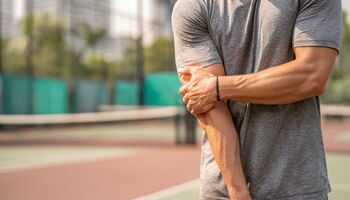 ból łokcia po zewnętrznej stronie